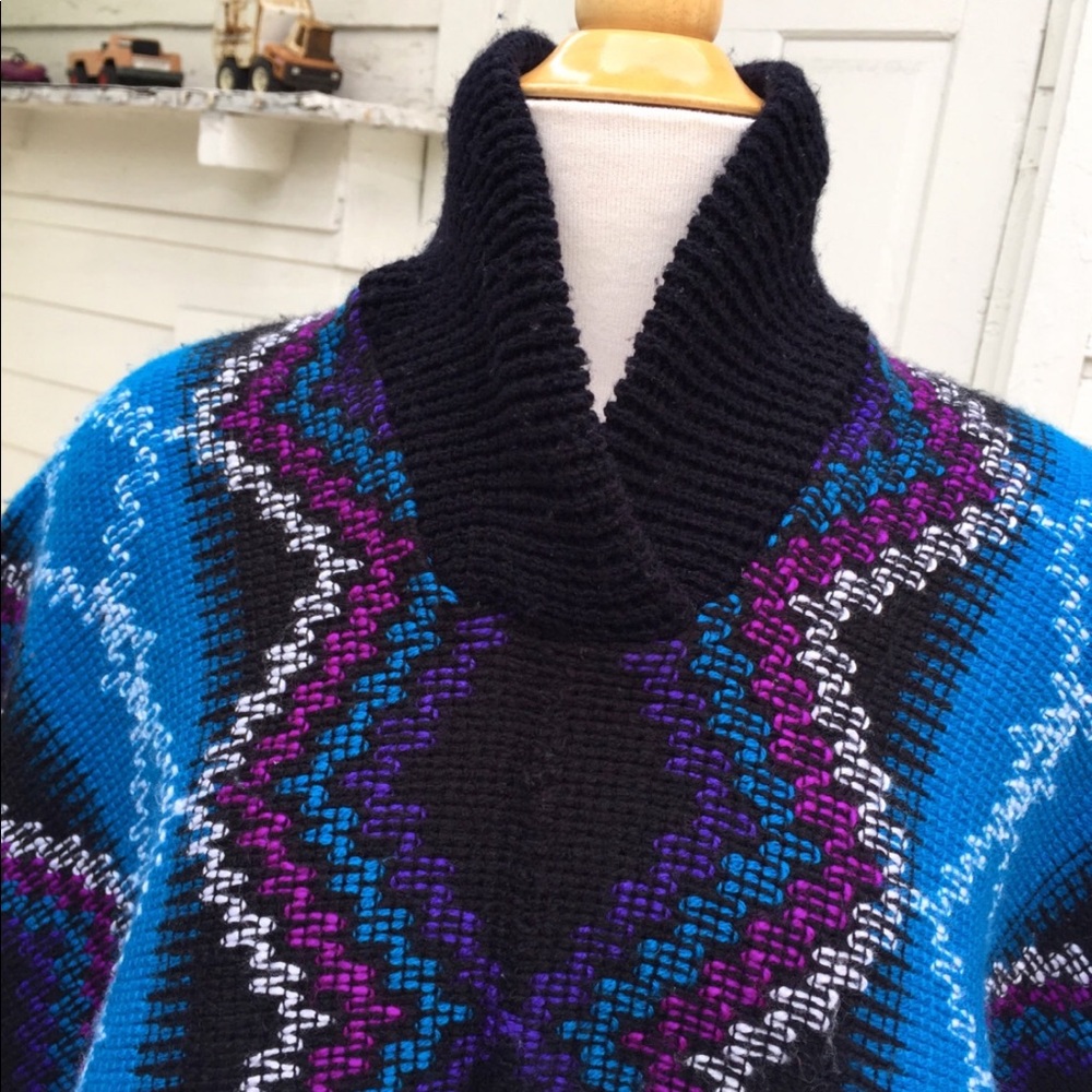 Poncho🖤💙🟣 - Picture 3 of 4